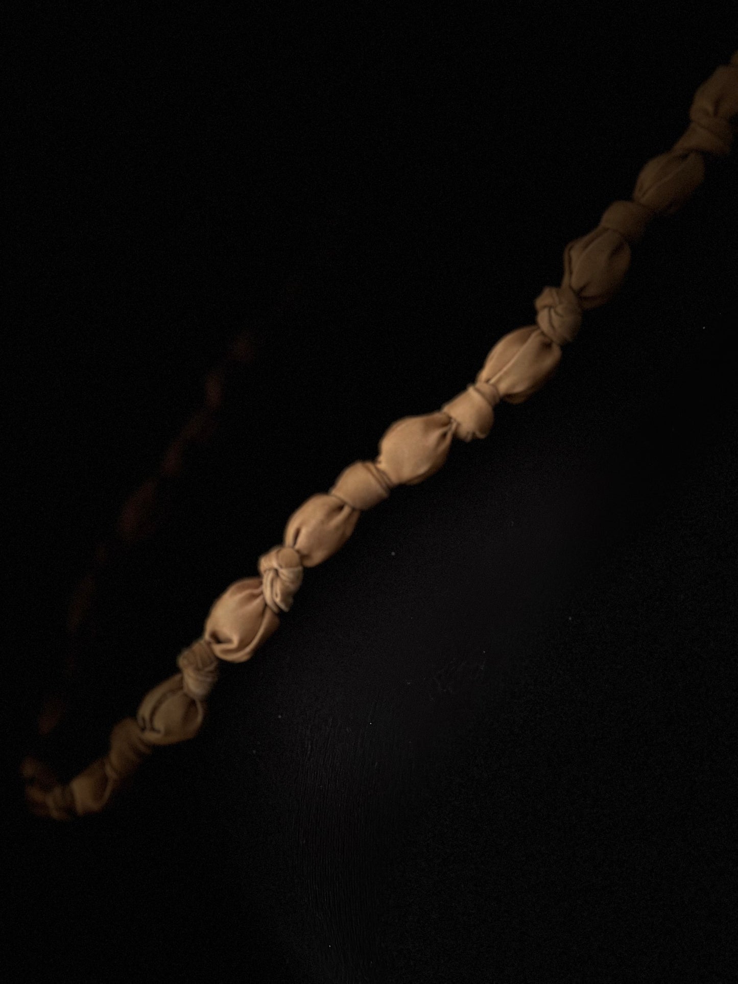 Collar de tela y nudos