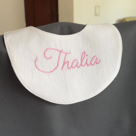 Babero personalizado, bordado a mano.