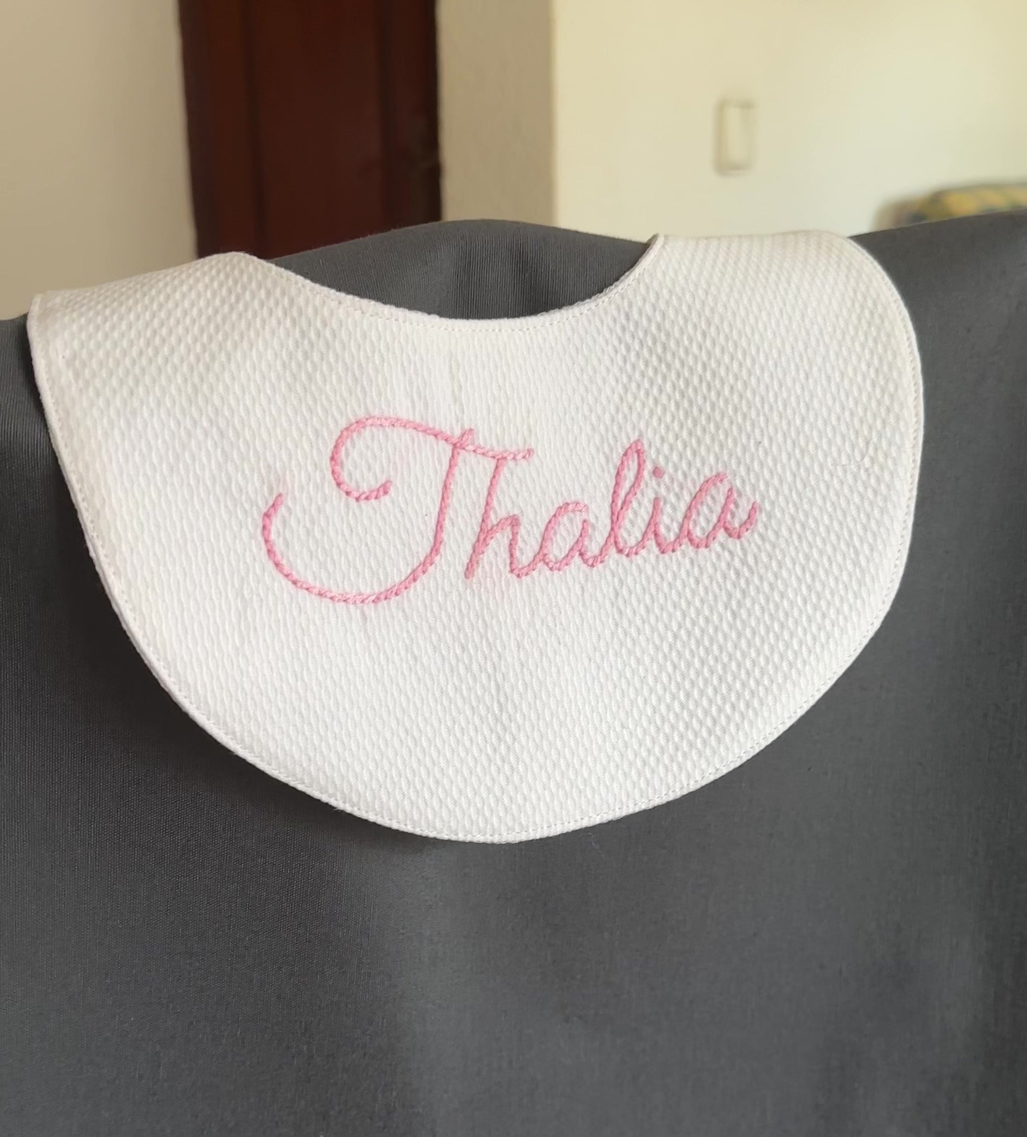 Babero personalizado, bordado a mano.